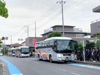 舘岩に向けて出発するバス3台
