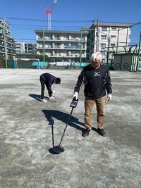 探知機で隠れた杭を見つけます